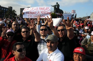Trabajadores del Grupo Caliente en Nuevo León, Tamaulipas, y Coahuila portaron un moño blanco en su uniforme, como parte de una 'protesta silenciosa'.