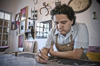 El artista. Román Eguía es uno de los artistas plásticos emergentes más importantes de la región y el estado, ganador de varios premios.