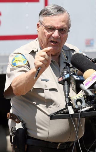 El Sheriff del Condado de Maricopa, Joe Arpaio, conocido en todo el país por su férrea postura antiinmigrante, ordenó a sus agentes cuestionar a indocumentados que detengan en la jurisdicción, sobre el origen de los incendios forestales en Arizona.