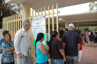En espera. Ciudadanos del distrito VI esperaron casi una hora para la apertura de algunas casillas en Torreón y Matamoros. 