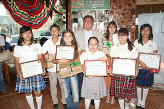 Aplicados. Los 'alumnos del Bicentenario' recibieron reconocimientos por parte del SNTE.