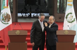 El presidente Felipe Calderón impuso la Orden Mexicana del Aguila Azteca en Grado de Collar a su homólogo guatemalteco, Alvaro Colom Caballeros, quien a su vez otorgó la 'Orden del Quetzal' en Grado de Collar a su anfitrión. 