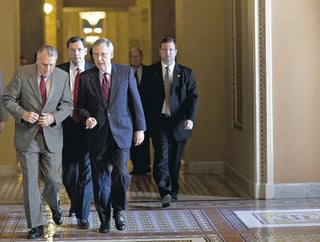 Tentativo. El senador republicano por Arizona, Jon Kyl (i); el senador John Barrasso (2i) y el líder de la minoría republicana en el Senado, Mitch McConnell (2d), caminan hacia el Senado durante la sesión dominical sobre el tema de la deuda. 