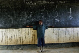 Ayuda. Un niño somalí  canta una cancion irlandesa a sus compañeros de clase, en una zona de refugiados que se ubica en Kenia entre la frontera con Somalia, cientos de miles han tenido que huir de la hambruna y la sequía que azota su país. 