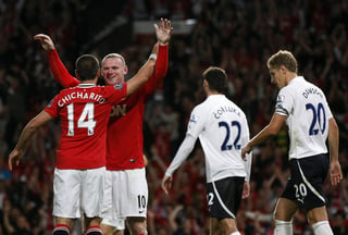 El mexicano celebra con su compañero Rooney. (AP)