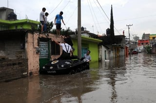 Inundados. Habitantes de la colonia Ejidal San Isidro en Cuautitlán Izcalli sufren por el agua.