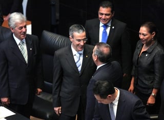 Cambio de estafeta. El legislador panista, José González Morfín con el legislador Manlio Fabio Beltrones, quien ocupaba dicho cargo.