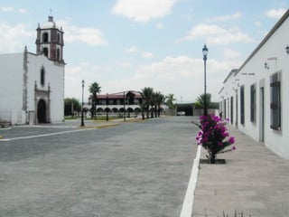Hacienda de Pedriceña. A la derecha se encuentra la segunda hacienda grande en donde pernoctó Benito Juárez, al fondo se ubica la tercera hacienda que data de finales del siglo XIX y principios del XX, del lado izquierdo, la capilla.