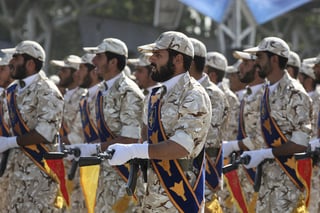 Acusación. En la fotogafía se observa a soldados iraníes marchando en la celebración de su revolución. Recientemente Washington acusó a esta nación de una trama de asesinato contra el embajador saudi.