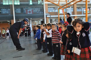 Capacitación. La Policía de Torreón acudió al colegio Valladolid para enseñar a los niños cómo actuar en caso de una situación de riesgo.