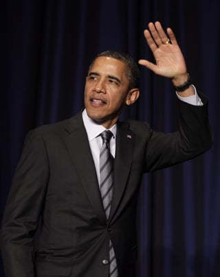 Seguridad. El presidente estadounidense Barack Obama, saluda a la gente.