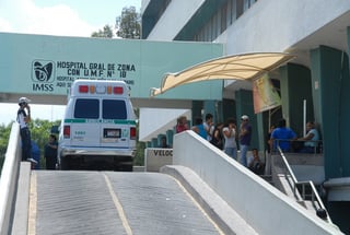 Lesiones. Personal de la Cruz Roja trasladó al lesionado a la clínica para que recibiera atención médica.