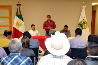 Reunión. Autoridades de Desarrollo Rural se reunieron ayer con productores caprinos y ganaderos en Torreón.