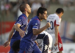 Aprovechando su olfato goleador en torneos internacionales, Javier Orozco anotó dos en Paraguay, para darle a Cruz Azul sus primeros tres puntos en el grupo de esta competencia, tras su regreso, luego de varios años de asuencia. (AP)