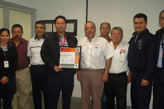Certifican. Recibe Fernando Ochoa, gerente de planta Torreón de Takata México el certificado de Empresa Segura por parte de la STPS.