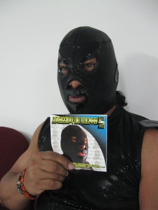 Jesús Andrade, ex luchador profesional, se gana la vida vendiendo videos de sus luchas, entre ellas de cuando dio vida a personajes como El Santo Negro. Santo Negro promueve 
