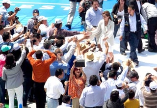 En el acto efectuado en el estadio Azul el líder nacional del PAN, Gustavo Madero, le tomó la protesta a Vázquez Mota. (NOTIMEX) 