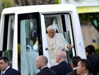 Poco después de las 17:10 horas, el pontífice salió por la puerta principal del colegio y en lugar de subir directamente a su automóvil, se acercó hasta las vallas ubicadas a unos metros de distancia.

