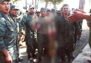 En las imágenes se ve a soldados vestidos con uniformes de camuflaje sonriendo mientras posan con el cuerpo del animal y su cabeza.