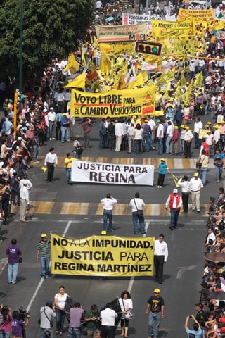 Apoyo. Trabajadores desfilaron por las calles en reclamo de justicia por el crimen de la periodista Regina Martínez.