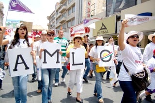 Desde estudiantes de universidades privadas hasta personas de la tercera edad marcharon en apoyo a AMLO. (EL SIGLO DE TORREÓN) 