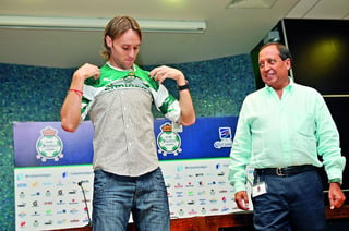 Édgar Gerardo Lugo fue presentado como nuevo refuerzo de Santos Laguna. El mediocampista portará la camiseta con el número 7. (JESÚS GALINDO)