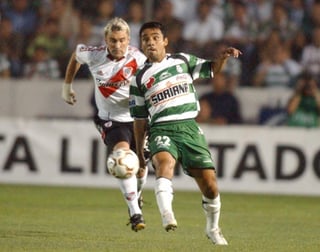Santos enfrentó a River Plate, en 2004, en una serie épica.(Fotografías de Ramón Sotomayor y Jam Media) 
