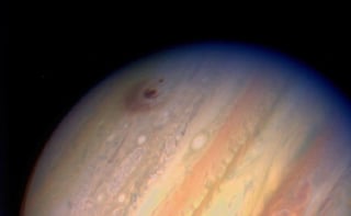 Imagen que muestra el resultado del impacto de uno de los fragmentos del cometa en el planeta Júpiter. INTERNET