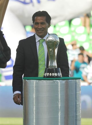 Benjamín Galindo recibió un reconocimiento por haber ganado el título del Clausura 2012. (Fotografías de E. Terrazas, J. Galindo y R. Sotomayor)