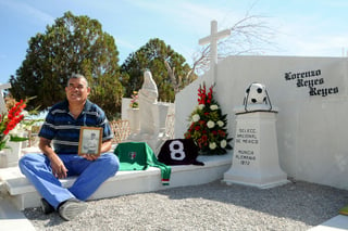 Juan Manuel Reyes Reyes visitó la tumba de su hermano 'Lencho' Reyes para recordarlo a 40 años de haber participado con la Selección de México en los Juegos Olímpicos de Munich 1972. (Fotografía de Enrique Terrazas)