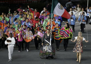 Luciendo trajes típicos, México desfila en inauguración