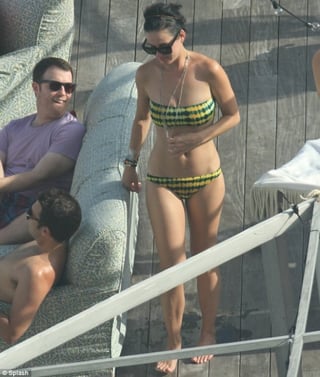 El sitio DailyMail.com publicó algunas fotografías de la intérprete de “Firework” luciendo figura en un bikini verde y amarillo. (DAILYMAIL) 