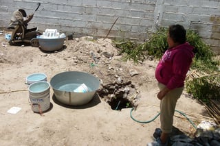 Problema. Habitantes tienen que acarrear agua de donde pueden pues autoridades no la proporcionan. 