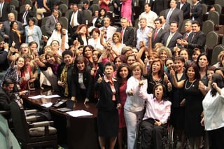 Leyes. Fotografía del 30 de abril de este año, donde las diputadas de todos los partidos festejaron las modificaciones a la Ley de Acceso a las Mujeres a una Vida Libre de Violencia, esta tarde en la Cámara de Diputados.
