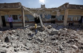 Más armamento. Imágenes de la destrucción de una escuela en un barrio de la ciudad de Aleppo. El ejército sirio señala que ya tiene el control de la zona.