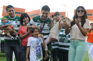 Oribe Peralta estuvo acompañado por su familia durante el reconocimiento que se le hizo en el Estadio Corona. (Enrique Terrazas)