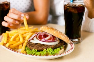 Un ambiente de restaurante más estimulado y energético provoca que la gente coma en exceso porque se le alienta a comer más rápido. INGIMAGE