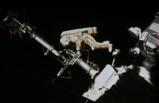 Debido a que los astronautas no pudieron remplazar la pieza averiada de la Estación Espacial Internacional, tres de las ocho baterias solares no recargan de energía a la plataforma.
