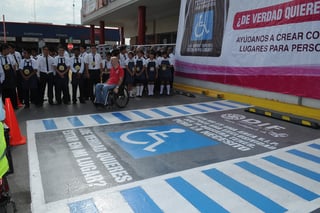 Campaña. El DIF de Torreón busca que los conductores respeten los espacios para personas con discapacidad.