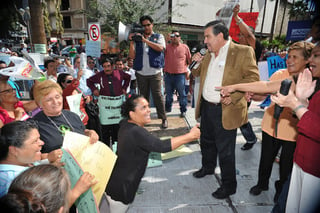 Guerra de protestas. Dos manifestaciones chocaron ayer por la mañana en la Plaza de Armas de Torreón, una a favor y otra en contra del Ayuntamiento. En total fueron cerca de 400 personas.