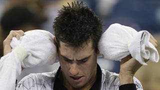 El tenista estadounidense John Isner reacciona al ser derrotado por el alemán Philipp Kohlschreiber durante el partido de tercera ronda. (EFE)