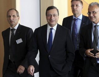 Crisis. El presidente del BCE, Mario Draghi (c), se dispone a intervenir ante la Comisión de Asuntos Económicos del Parlamento Europeo. (EFE)