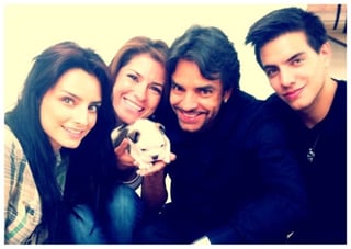 Felices. La familia subió a Twitter una fotografía en la que muestran al nuevo integrante de ‘Los Derbez’, un cachorrito que fue el regalo de Eugenio.