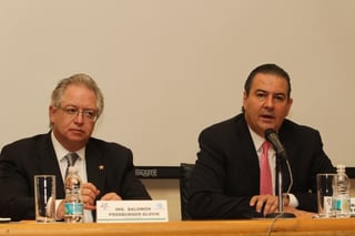 Mayor apoyo. El presidente de Concamin, Salomón Presburger, y Gerardo Gutiérrez Candiani. (NOTIMEX)