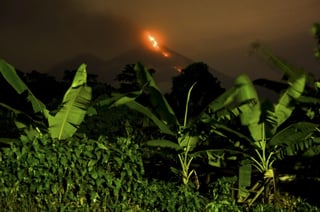 Volcán de Fuego en Guatemala hace erupción