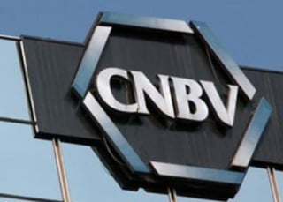 Aval. Ayer la CNBV dio ‘luz verde’ a la creación de dos nuevas instituciones de banca múltiple en México para elevar la competencia. (ARCHIVO)