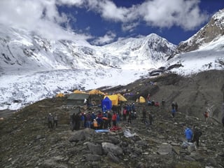 Otros 10 montañistas sobrevivieron a la avalancha, pero muchos resultaron heridos y estaban siendo trasladados en helicópteros a hospitales. (EFE)