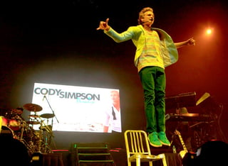 El cantante Cody Simpson fue el encargado de abrir el concierto. (NOTIMEX) 

