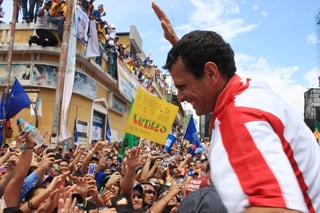 'El gobierno tiene una campaña para sembrar miedo, el gobierno pretende intimidarlos, aquí nadie puede sentir miedo... no va a haber caos', dijo Capriles. EFE