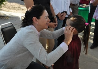 Apoyo. Alcaldesa entregó lentes a niños y adultos.